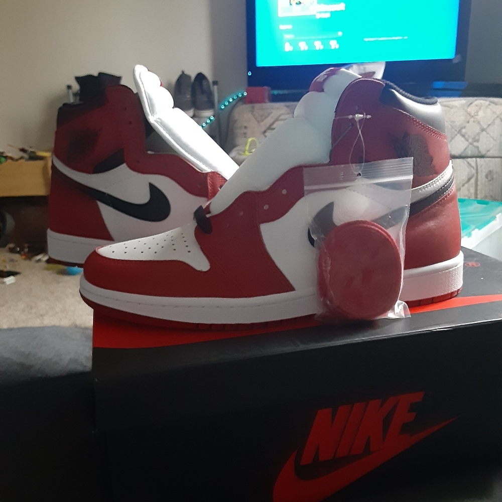 Jordan 1 Chicagos - Picture 3 of 5